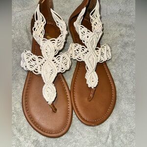REPORT Women’s white macrame brown zip up sandal